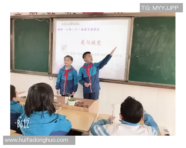 《与足球巨星并肩而立:一个普通女孩的梦想之旅》 《与足球巨星并肩而立:一个普通女孩的梦想之旅》